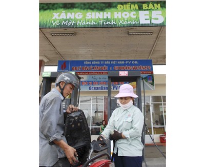 A bio fuel filling station in HCMC (Photo: SGGP)